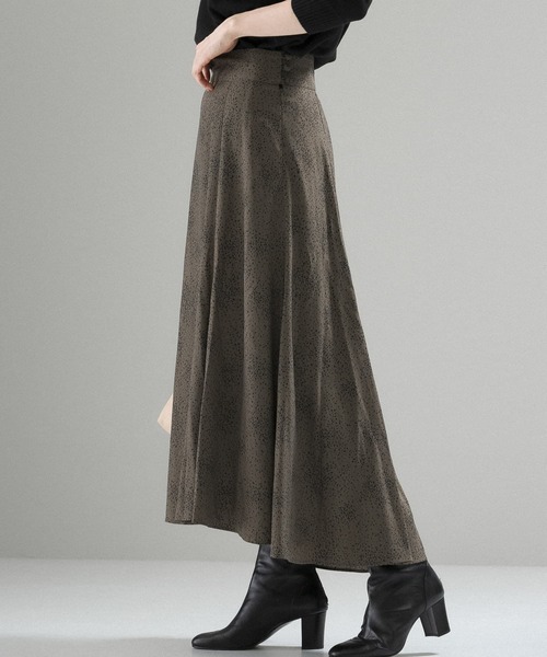 URBAN RESEARCH ROSSO WOMEN（アーバンリサーチ　ロッソ）の「レオパードプリントフレアスカート（スカート・レディース・チャコールグレー/オフホワイト・38/36）」の4枚目の写真