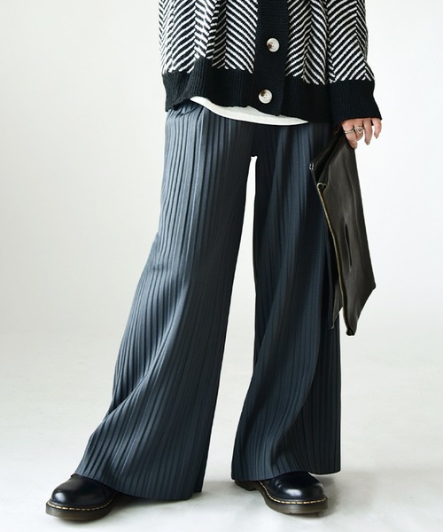 and it_（アンドイット）の「裏起毛プリーツパンツ（その他パンツ・レディース・グリーン/モカ/グレイッシュベージュ/ブラック/ブラック系/チェック/ブラウン系/ベージュ系/ブラウン系その他/チャコール/その他1・L/M）」の4枚目の写真