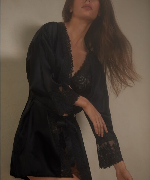 Intimissimi(インティミッシミ)の「Fly Me to the Moon シルク ガウン(ガウン/バスローブ・レディース・ブラック/アイボリー・S/M/M/L)」の1枚目の写真