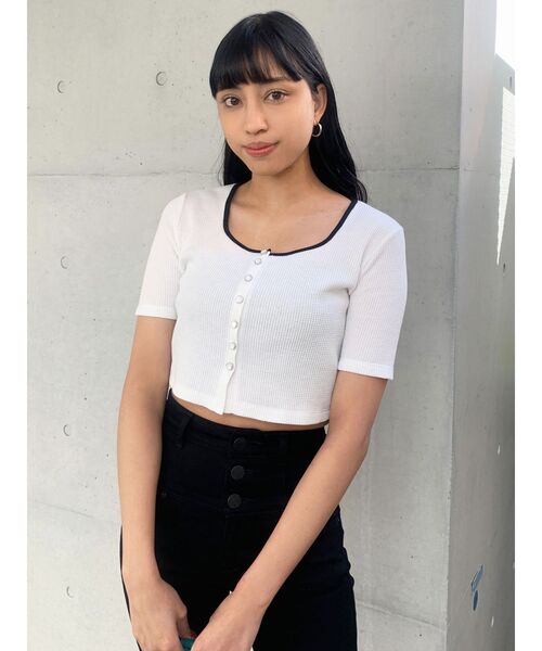 EMODA（エモダ）の「コンパクトショートリブニット（Tシャツ/カットソー・レディース・ホワイト/ブラック/パープル/イエロー/グリーン・FREE）」の2枚目の写真