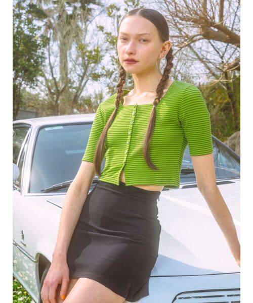 EMODA（エモダ）の「コンパクトショートリブニット（Tシャツ/カットソー・レディース・ホワイト/ブラック/パープル/イエロー/グリーン・FREE）」の6枚目の写真