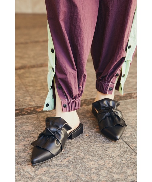 piu comoda（ピュコモダ）の「(piu comoda)ノットリボンスリッパサンダル（サンダル・レディース・ブラック/イエロー・38/37/36）」の11枚目の写真