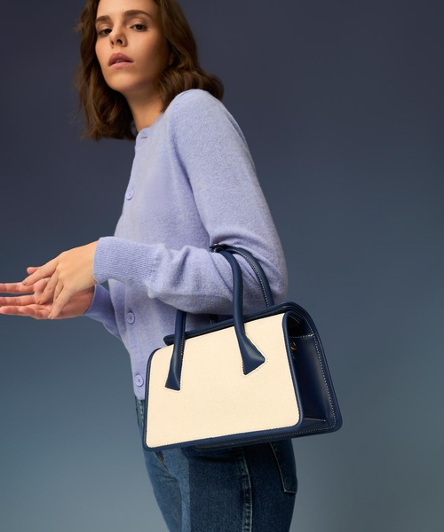 CHARLES & KEITH（チャールズ & キース）の「デイラー ダブルハンドルバッグ / Daylla Double Handle Bag（ハンドバッグ・レディース・ブラック/ネイビー/イエロー系その他2・M）」の13枚目の写真