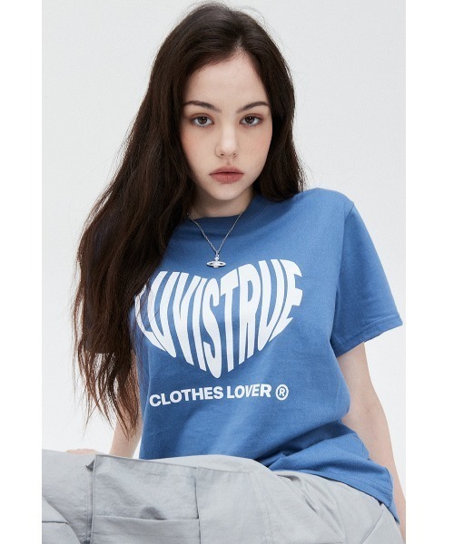 LUVISTRUE(ラヴイズトゥルー)の「A'GEM/9 × .kom『LUV IS TRUE/ラブ イズ トゥルー』SU HEART LOGO TEE/ハートロゴプリントTシャツ 半袖 カットソー(Tシャツ/カットソー・レディース・ホワイト/ブラック/ブルー・FREE)」の3枚目の写真