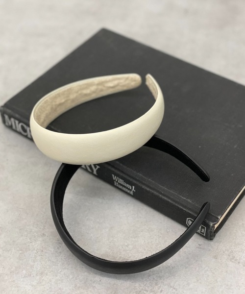 CIAOPANIC(チャオパニック)の「フェイクレザーワイドカチューシャ(カチューシャ・レディース・ブラック/アイボリー・FREE)」の1枚目の写真