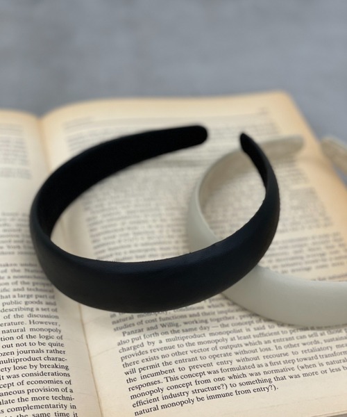 CIAOPANIC(チャオパニック)の「フェイクレザーワイドカチューシャ(カチューシャ・レディース・ブラック/アイボリー・FREE)」の2枚目の写真