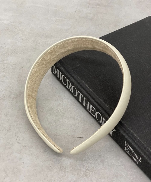 CIAOPANIC(チャオパニック)の「フェイクレザーワイドカチューシャ(カチューシャ・レディース・ブラック/アイボリー・FREE)」の5枚目の写真