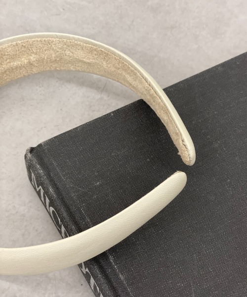 CIAOPANIC(チャオパニック)の「フェイクレザーワイドカチューシャ(カチューシャ・レディース・ブラック/アイボリー・FREE)」の6枚目の写真