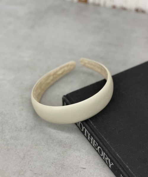 CIAOPANIC(チャオパニック)の「フェイクレザーワイドカチューシャ(カチューシャ・レディース・ブラック/アイボリー・FREE)」の4枚目の写真