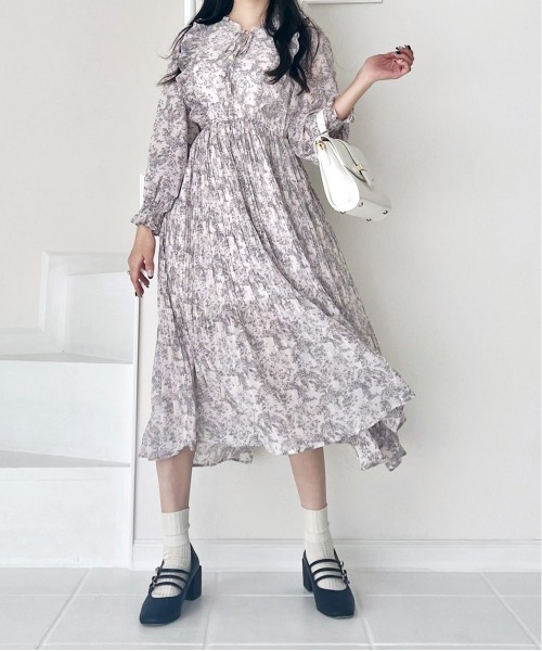 TITTY&CO.（ティティーアンドコー）の「【TITTY&CO.】トワルドジュイ長袖ミディワンピース（ワンピース・レディース・グレイッシュベージュ/ブラック・FREE/X-SMALL）」の6枚目の写真