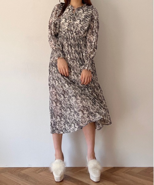 TITTY&CO.（ティティーアンドコー）の「【TITTY&CO.】トワルドジュイ長袖ミディワンピース（ワンピース・レディース・グレイッシュベージュ/ブラック・FREE/X-SMALL）」の21枚目の写真