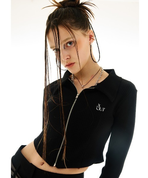 outxo（アウトエクソ）の「A'GEM/9 × .kom『OUTXO/アウトエクソ』hari zip-up/クロップド丈 長袖 ジップアップ ニット（ニット/セーター・レディース・ブラック/グリーン/グレー・FREE）」の2枚目の写真