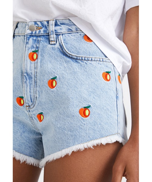 Desigual(デシグアル)の「フルーツ デニムショートパンツ(デニムパンツ・レディース・ブルー・38/34/36/40/42/44)」の4枚目の写真