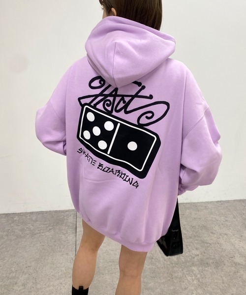 WHO'S WHO gallery（フーズフーギャラリー）の「COOPER FACTドミノスウェットパーカー（パーカー・レディース・アッシュグレー/チャコールグレー/ブラック/レッド/パープル/ホワイト/ピンク・FREE）」の5枚目の写真