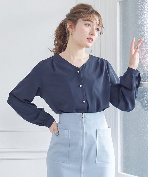 12Twelve Agenda(トゥエルブ アジェンダ)の「Vネックパール釦ブラウス(シャツ/ブラウス・レディース・オフホワイト/ベージュ/ネイビー・M)」の1枚目の写真