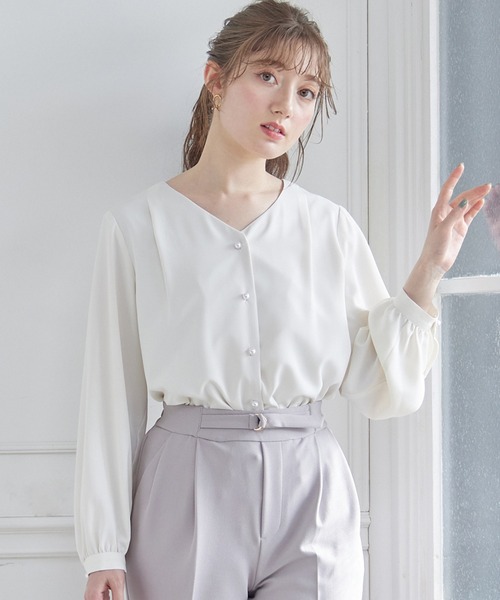 12Twelve Agenda(トゥエルブ アジェンダ)の「Vネックパール釦ブラウス(シャツ/ブラウス・レディース・オフホワイト/ベージュ/ネイビー・M)」の2枚目の写真