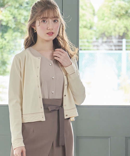 12Twelve Agenda(トゥエルブ アジェンダ)の「Vネックパール釦ブラウス(シャツ/ブラウス・レディース・オフホワイト/ベージュ/ネイビー・M)」の9枚目の写真