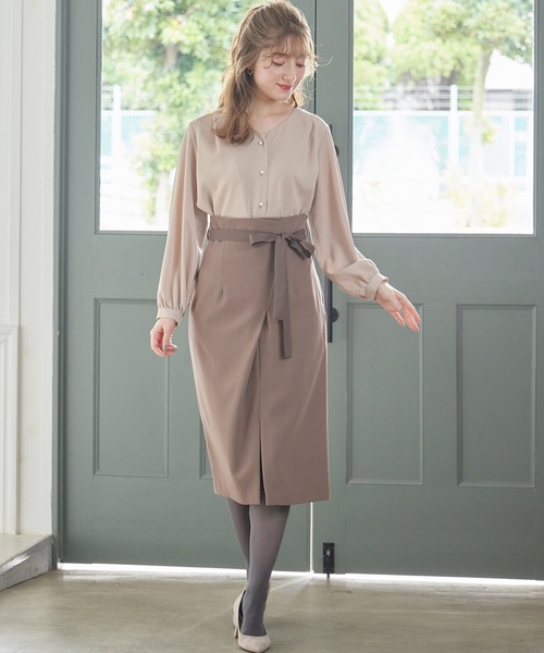 12Twelve Agenda(トゥエルブ アジェンダ)の「Vネックパール釦ブラウス(シャツ/ブラウス・レディース・オフホワイト/ベージュ/ネイビー・M)」の11枚目の写真