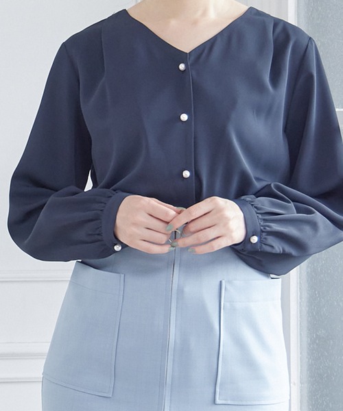 12Twelve Agenda(トゥエルブ アジェンダ)の「Vネックパール釦ブラウス(シャツ/ブラウス・レディース・オフホワイト/ベージュ/ネイビー・M)」の18枚目の写真