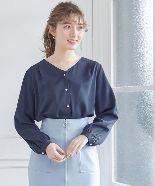 12Twelve Agenda(トゥエルブ アジェンダ)の「Vネックパール釦ブラウス(シャツ/ブラウス・レディース・オフホワイト/ベージュ/ネイビー・M)」の14枚目の写真