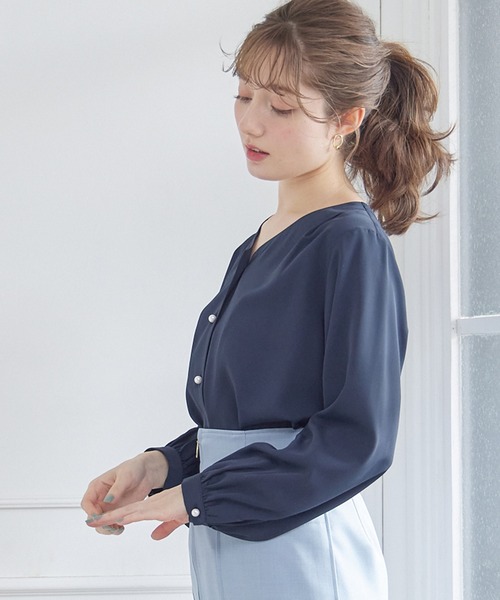 12Twelve Agenda(トゥエルブ アジェンダ)の「Vネックパール釦ブラウス(シャツ/ブラウス・レディース・オフホワイト/ベージュ/ネイビー・M)」の15枚目の写真