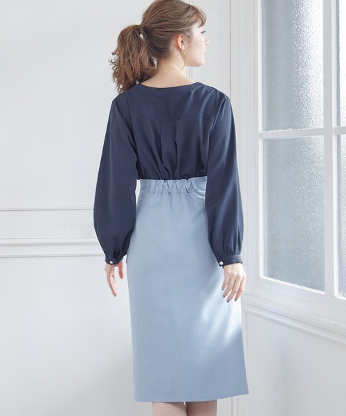 12Twelve Agenda(トゥエルブ アジェンダ)の「Vネックパール釦ブラウス(シャツ/ブラウス・レディース・オフホワイト/ベージュ/ネイビー・M)」の22枚目の写真