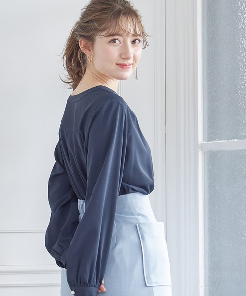 12Twelve Agenda(トゥエルブ アジェンダ)の「Vネックパール釦ブラウス(シャツ/ブラウス・レディース・オフホワイト/ベージュ/ネイビー・M)」の16枚目の写真