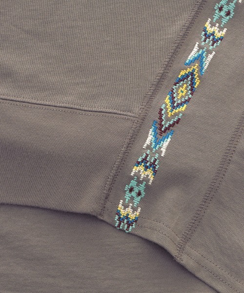 チチカカ(チチカカ)の「キカサイドライン刺繍プルオーバー(Tシャツ/カットソー・レディース・グレー/ライトベージュ・FREE)」の14枚目の写真