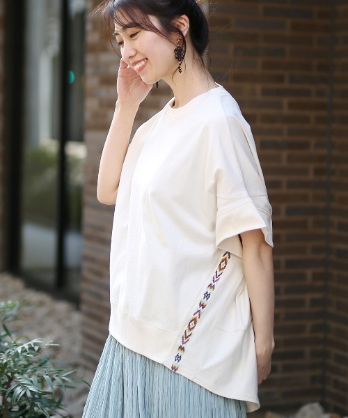 チチカカ(チチカカ)の「キカサイドライン刺繍プルオーバー(Tシャツ/カットソー・レディース・グレー/ライトベージュ・FREE)」の5枚目の写真