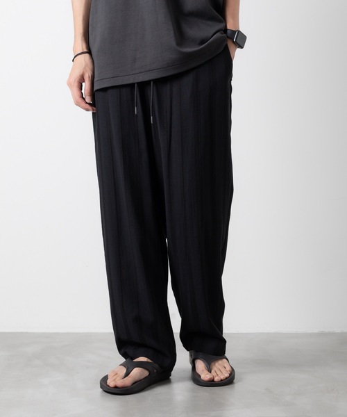 ATTACHMENT(アタッチメント)の「からみ織り イージートラウザーズ / STRIPE LENO CLOTH EASY TROUSERS(その他パンツ・メンズ・ブラック/グレー・1/2/3)」の2枚目の写真