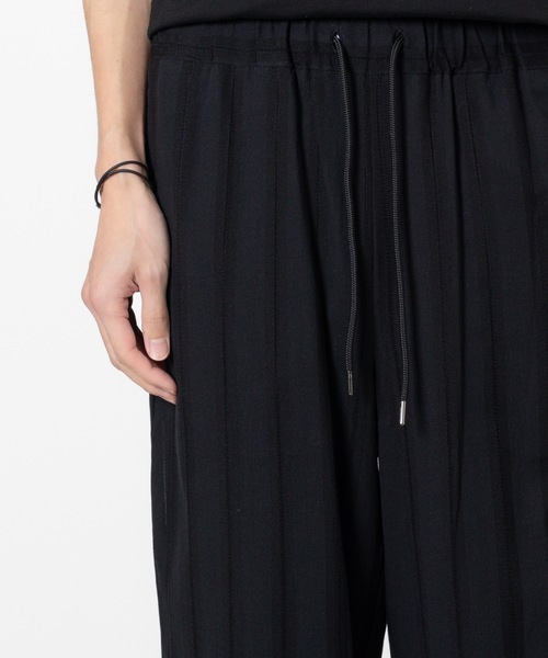 ATTACHMENT(アタッチメント)の「からみ織り イージートラウザーズ / STRIPE LENO CLOTH EASY TROUSERS(その他パンツ・メンズ・ブラック/グレー・1/2/3)」の13枚目の写真