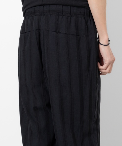 ATTACHMENT(アタッチメント)の「からみ織り イージートラウザーズ / STRIPE LENO CLOTH EASY TROUSERS(その他パンツ・メンズ・ブラック/グレー・1/2/3)」の15枚目の写真