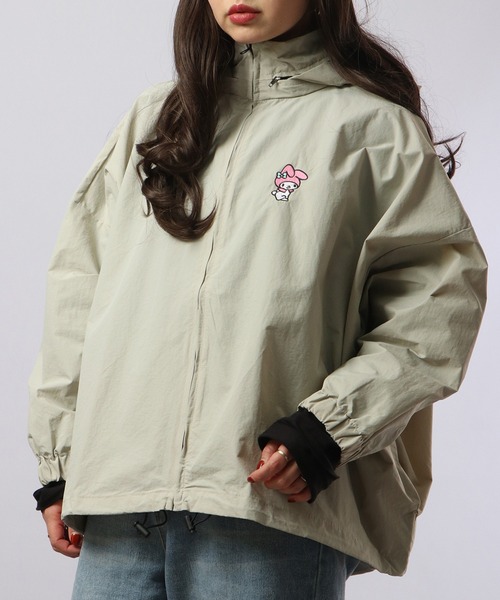 sanrio（サンリオ）の「sanrio ナイロン マウンテンパーカー（マウンテンパーカー・レディース・グレー/ブラック/グレー系その他/レッド/イエロー/ネイビー・M/L）」の4枚目の写真