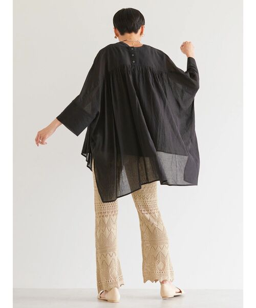 AMERICAN HOLIC（アメリカンホリック）の「バックギャザーVネックシアーシャツ（シャツ/ブラウス・レディース・オフホワイト/ライトイエロー/ブルーグリーン/ブラック/キャメル・L/M）」の16枚目の写真