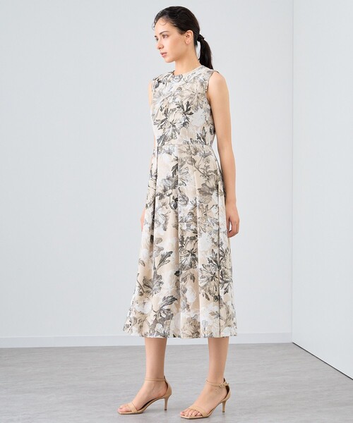 ANAYI(アナイ)の「リネンポリフラワータックワンピース(ワンピース・レディース・ベージュ系その他・36/38)」の11枚目の写真