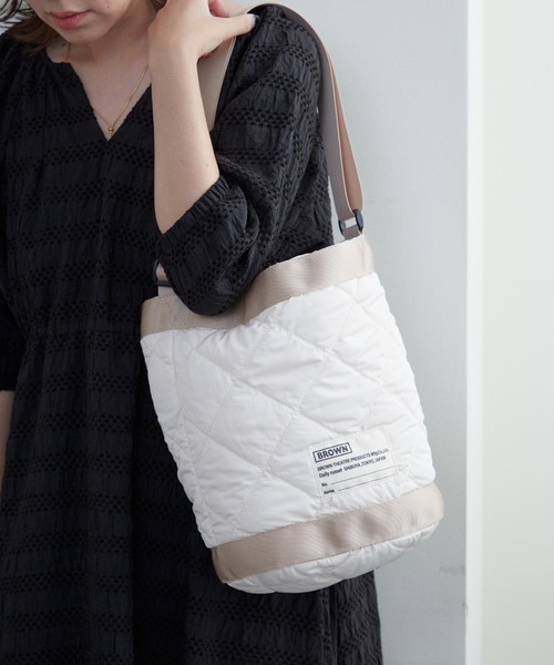 BROWN THEATRE PRODUCTS（ブラウンシアタープロダクツ）の「【BROWNTHEATREPRODUCTS別注】キルティングバケットショルダーバッグ（ショルダーバッグ・レディース・ブラック/グレイッシュベージュ/アイボリー・FREE）」の4枚目の写真