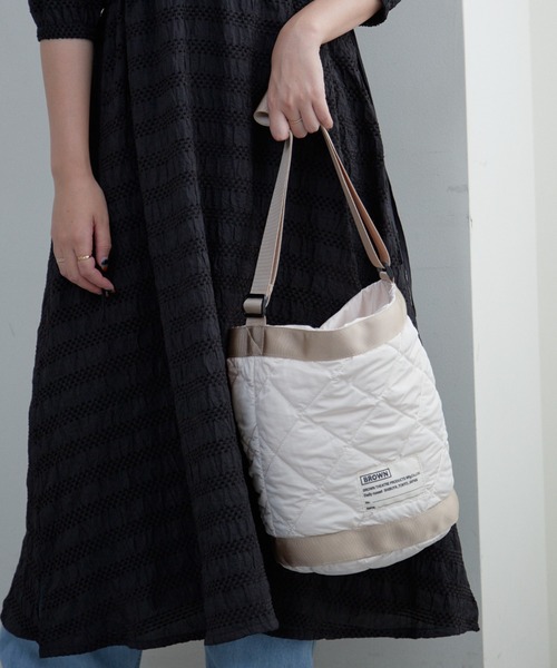 BROWN THEATRE PRODUCTS（ブラウンシアタープロダクツ）の「【BROWNTHEATREPRODUCTS別注】キルティングバケットショルダーバッグ（ショルダーバッグ・レディース・ブラック/グレイッシュベージュ/アイボリー・FREE）」の5枚目の写真