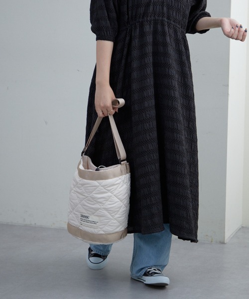 BROWN THEATRE PRODUCTS（ブラウンシアタープロダクツ）の「【BROWNTHEATREPRODUCTS別注】キルティングバケットショルダーバッグ（ショルダーバッグ・レディース・ブラック/グレイッシュベージュ/アイボリー・FREE）」の6枚目の写真