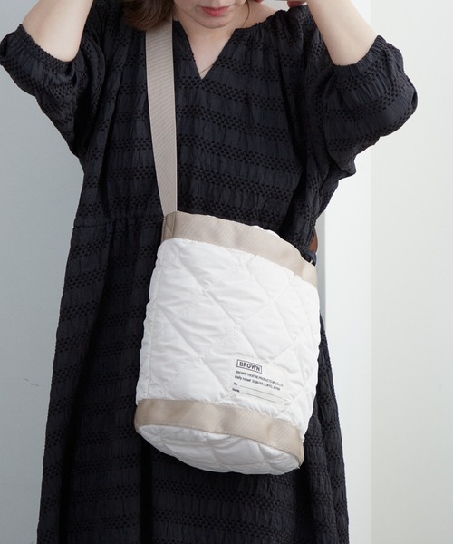BROWN THEATRE PRODUCTS（ブラウンシアタープロダクツ）の「【BROWNTHEATREPRODUCTS別注】キルティングバケットショルダーバッグ（ショルダーバッグ・レディース・ブラック/グレイッシュベージュ/アイボリー・FREE）」の8枚目の写真
