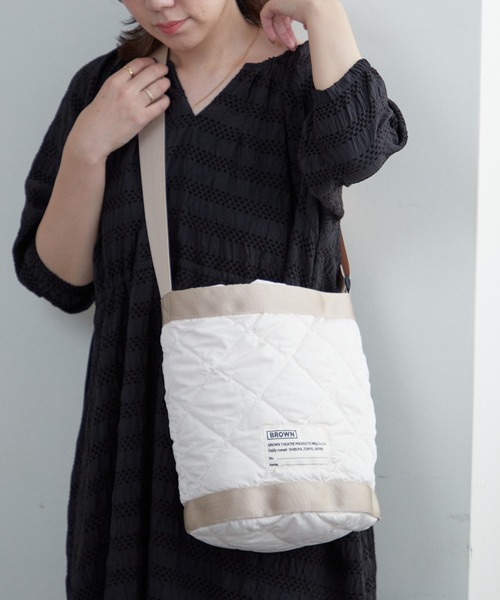 BROWN THEATRE PRODUCTS（ブラウンシアタープロダクツ）の「【BROWNTHEATREPRODUCTS別注】キルティングバケットショルダーバッグ（ショルダーバッグ・レディース・ブラック/グレイッシュベージュ/アイボリー・FREE）」の9枚目の写真