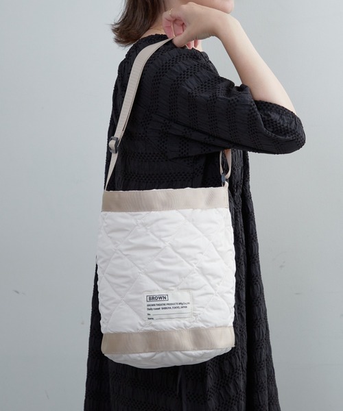 BROWN THEATRE PRODUCTS（ブラウンシアタープロダクツ）の「【BROWNTHEATREPRODUCTS別注】キルティングバケットショルダーバッグ（ショルダーバッグ・レディース・ブラック/グレイッシュベージュ/アイボリー・FREE）」の10枚目の写真