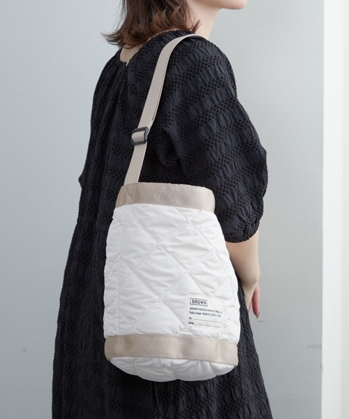 BROWN THEATRE PRODUCTS（ブラウンシアタープロダクツ）の「【BROWNTHEATREPRODUCTS別注】キルティングバケットショルダーバッグ（ショルダーバッグ・レディース・ブラック/グレイッシュベージュ/アイボリー・FREE）」の11枚目の写真