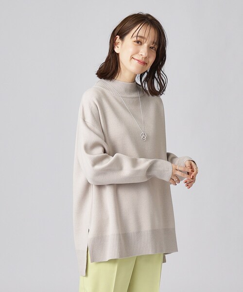 SHOO・LA・RUE(シューラルー)の「◆【洗える】ワイドシルエット スリット入り 前後差ハイネックニット(ニット/セーター・レディース・ライトグレー系9/イエロー系その他/ピンク系/ブルー系その他/アイボリー系2・00)」の2枚目の写真