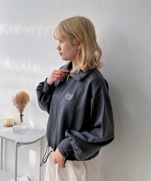 AS KNOW AS plus（アズノゥアズプラス）の「◎Wジップダンボール　ワンポイント刺繍ブルゾン（ジャージ・レディース・オフホワイト/チャコールグレー/グレイッシュベージュ・FREE）」の2枚目の写真