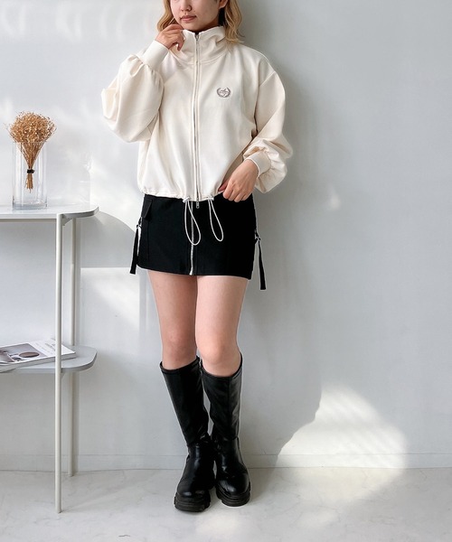 AS KNOW AS plus（アズノゥアズプラス）の「◎Wジップダンボール　ワンポイント刺繍ブルゾン（ジャージ・レディース・オフホワイト/チャコールグレー/グレイッシュベージュ・FREE）」の4枚目の写真