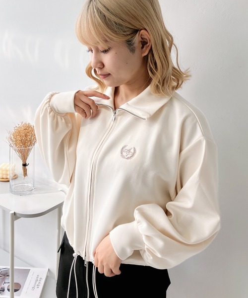 AS KNOW AS plus（アズノゥアズプラス）の「◎Wジップダンボール　ワンポイント刺繍ブルゾン（ジャージ・レディース・オフホワイト/チャコールグレー/グレイッシュベージュ・FREE）」の7枚目の写真