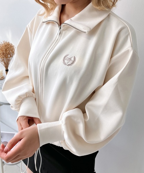 AS KNOW AS plus（アズノゥアズプラス）の「◎Wジップダンボール　ワンポイント刺繍ブルゾン（ジャージ・レディース・オフホワイト/チャコールグレー/グレイッシュベージュ・FREE）」の8枚目の写真