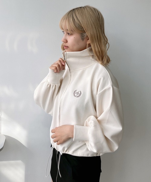 AS KNOW AS plus（アズノゥアズプラス）の「◎Wジップダンボール　ワンポイント刺繍ブルゾン（ジャージ・レディース・オフホワイト/チャコールグレー/グレイッシュベージュ・FREE）」の11枚目の写真