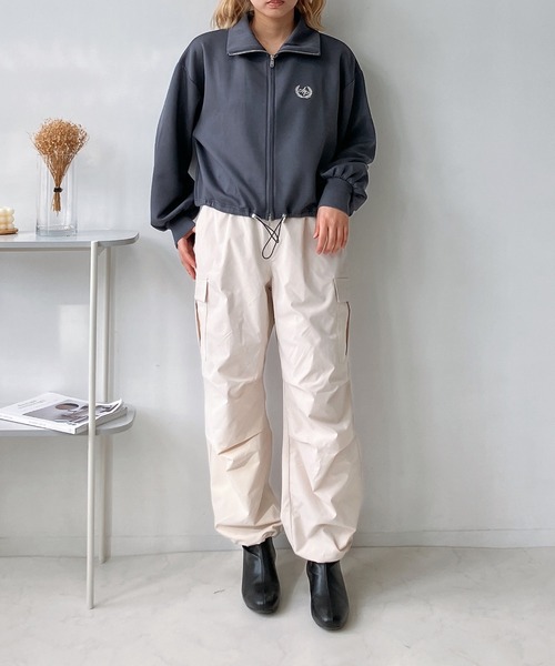 AS KNOW AS plus（アズノゥアズプラス）の「◎Wジップダンボール　ワンポイント刺繍ブルゾン（ジャージ・レディース・オフホワイト/チャコールグレー/グレイッシュベージュ・FREE）」の12枚目の写真