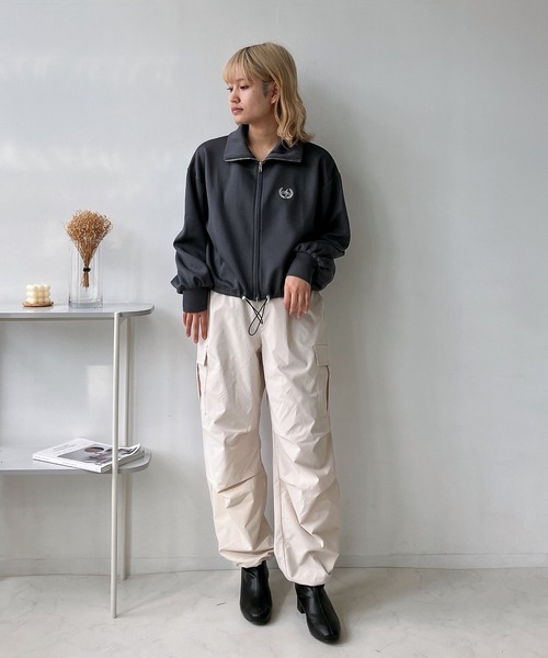 AS KNOW AS plus（アズノゥアズプラス）の「◎Wジップダンボール　ワンポイント刺繍ブルゾン（ジャージ・レディース・オフホワイト/チャコールグレー/グレイッシュベージュ・FREE）」の13枚目の写真